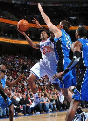 竟挥拳击向 竟挥拳击向