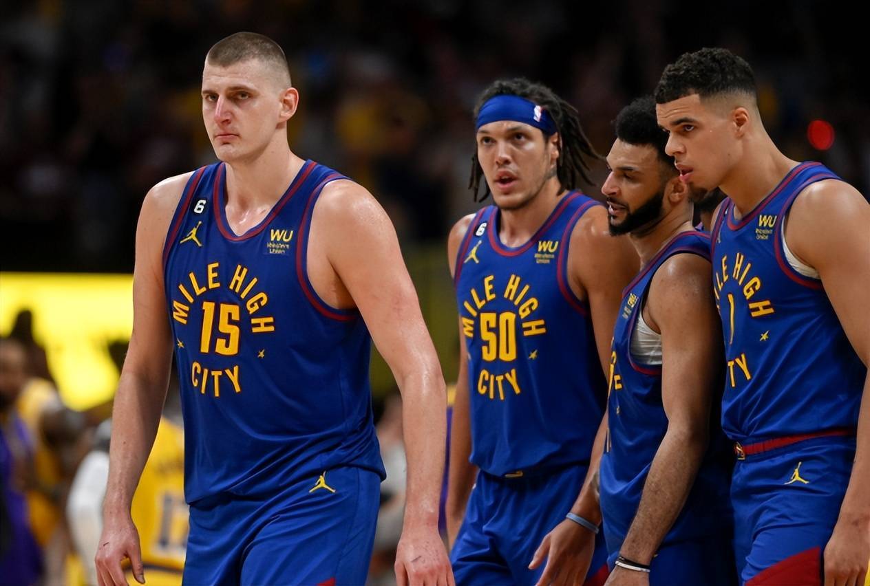 万众瞩目 万众瞩目